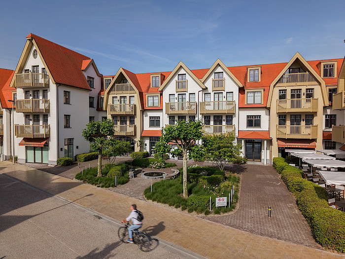 Exterior frontview of L'Ezt